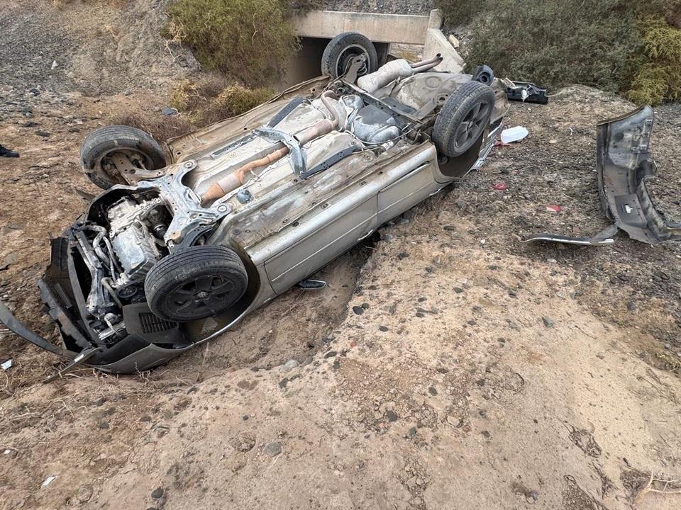 Un auto salió de la calzada y terminó abajo de un puente en Iglesia