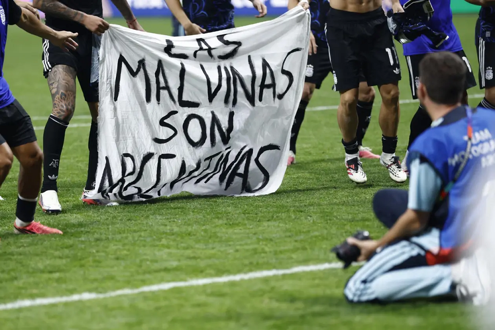 Milei se desmarcó de la bandera de Malvinas y apuntó contra La Scaloneta