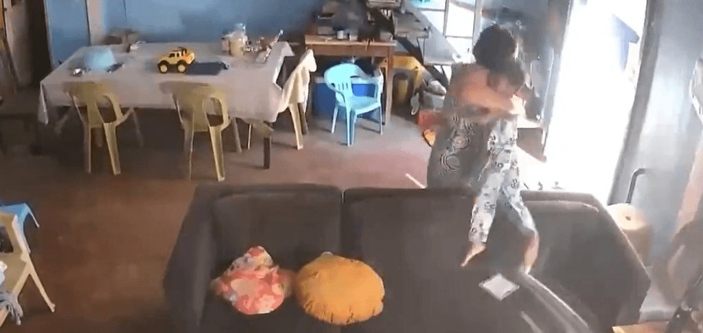 Una abuela reaccionó a tiempo y salvó a su nieto segundos antes del temblor en Filipinas