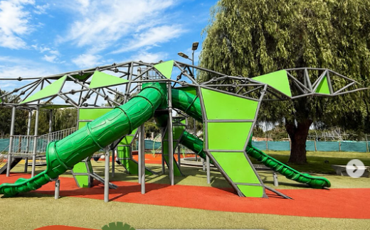 Los juegos del Parque Belgrano están casi listos y el dinosaurio gigante ya espera a los chicos
