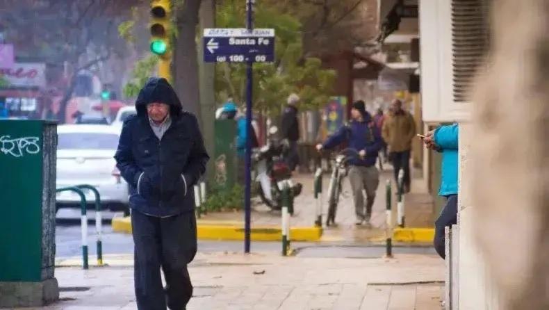 Se viene un domingo helado en San Juan, con mínima bajo cero y viento del sur