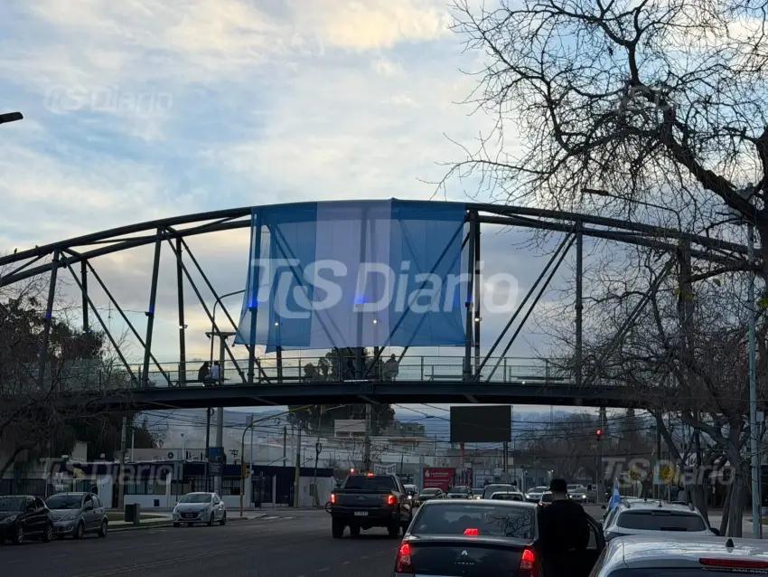 Una bandera gigante copó el Puente Cívico y encendió la previa de la final