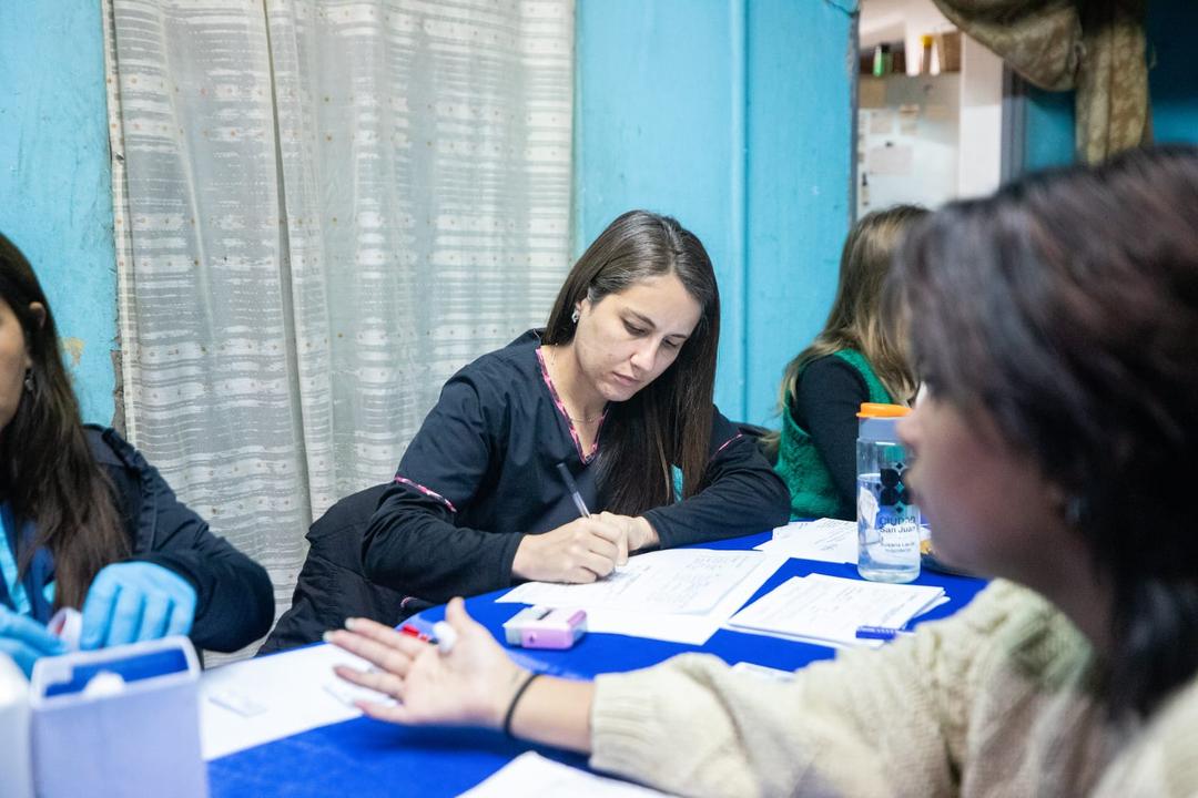 Capital llevó atención sanitaria gratuita a vecinos de Villa Carolina