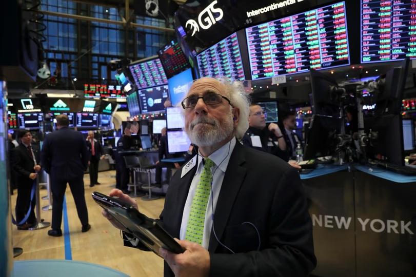 Bajó el riesgo país y el mayorista cerró julio casi sin cambios, pero las acciones argentinas quedaron en rojo