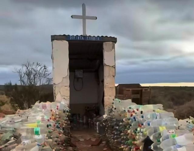 Un viajero a caballo encontró agua junto a un santuario de la Difunta Correa en San Luis