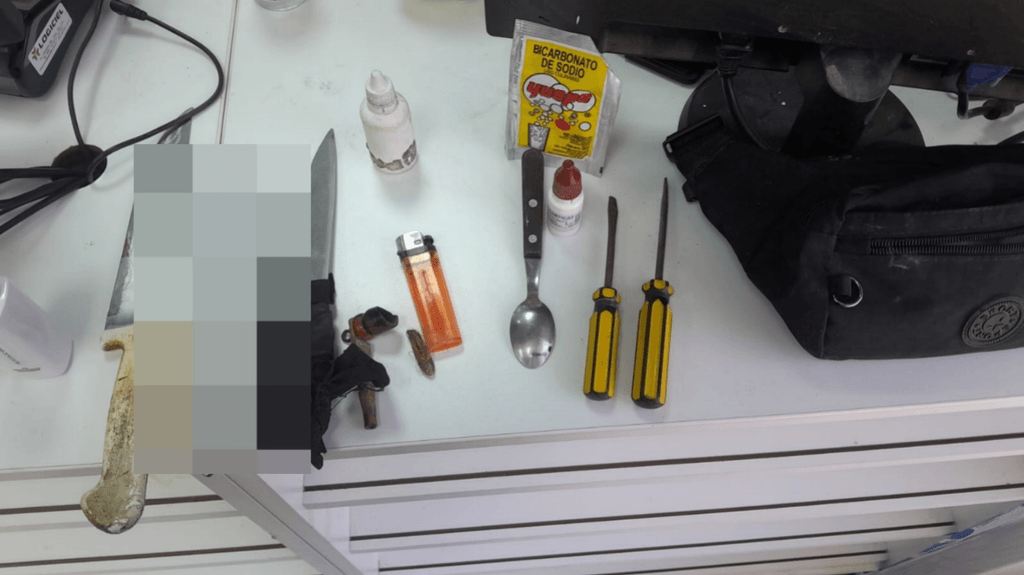 Lo frenaron por un perfume y terminó con cuatro cuchillos encima