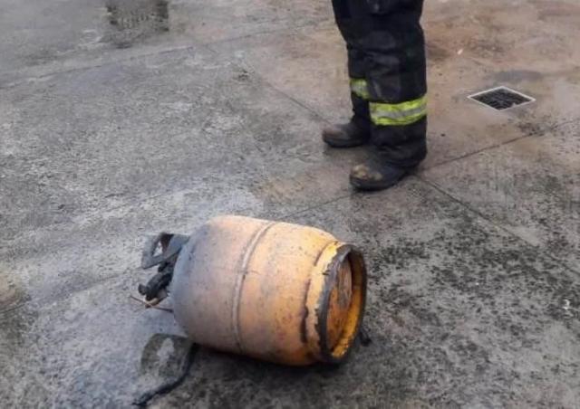 Dos adultos mayores fueron hospitalizados tras la explosión de una garrafa en Barrio El Vivero