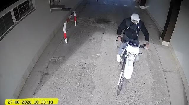 Disparó en un hotel alojamiento tras hallar a su pareja con otro hombre y sigue prófugo