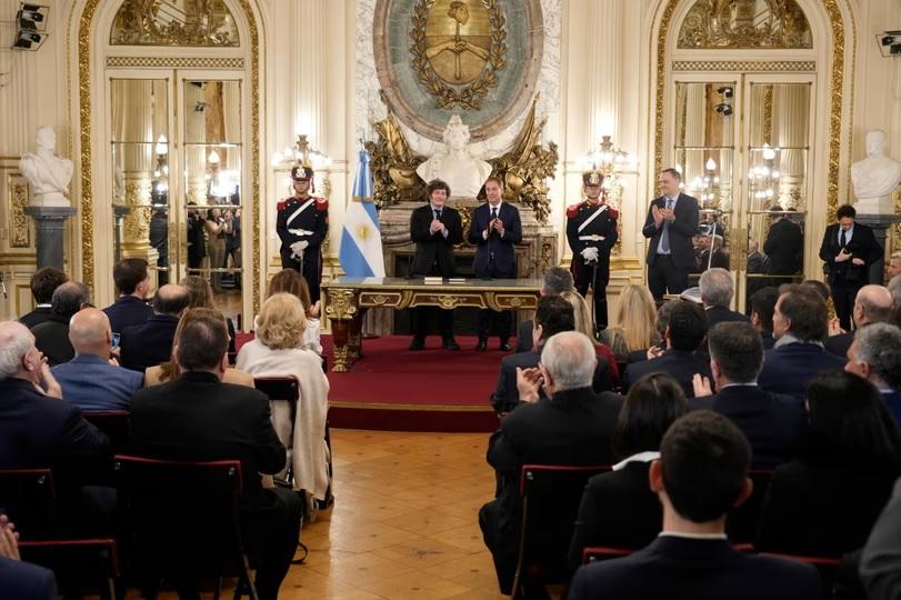 Santilli asumió como jefe de Gabinete y Milei buscó mostrar una nueva señal de fortaleza política