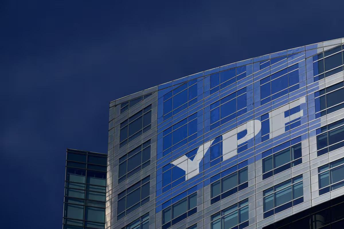 S&P mejoró la nota de YPF y de otras siete firmas argentinas