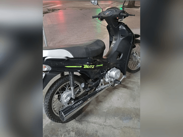 Un ladrón forzó dos cocheras y se llevó una moto tras más de 20 minutos de espera policial