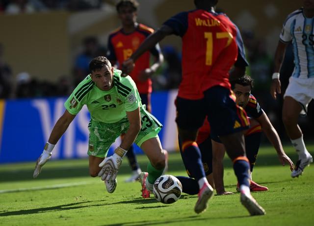 Martínez sostuvo a Argentina, pero España resolvió la final en el alargue