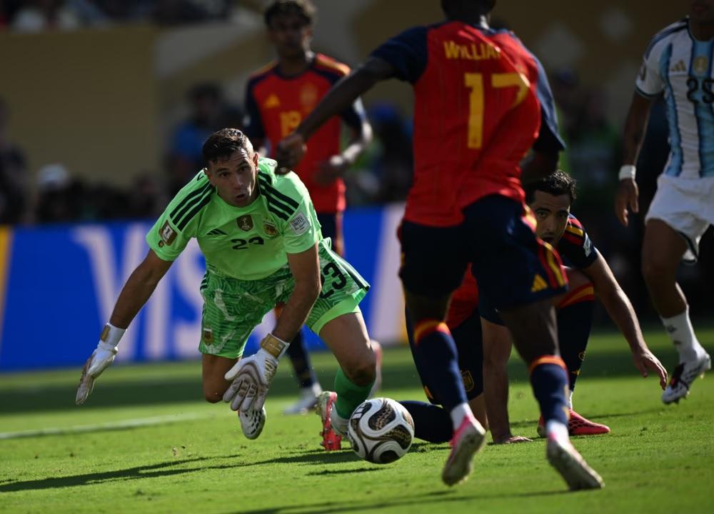 Dibu Martínez sostuvo a la Selección, pero España terminó apagando el sueño argentino