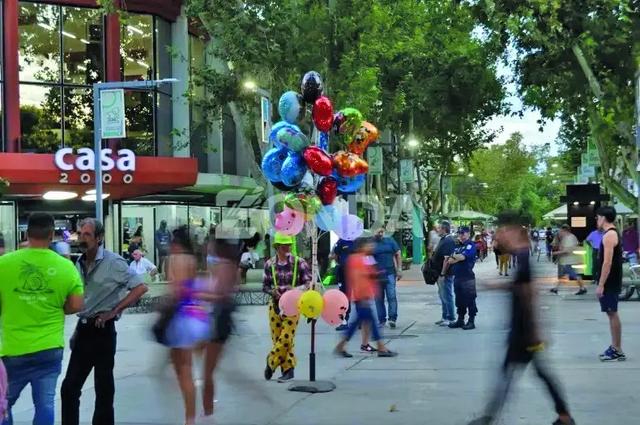 Los comercios de San Juan confirman la modalidad de apertura en los feriados de junio