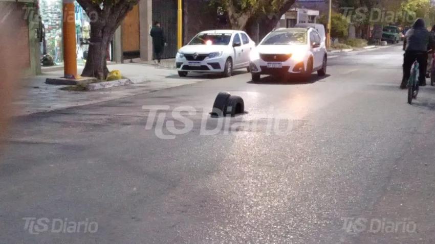 Una tapa rota complica el paso en una zona muy transitada de Chimbas