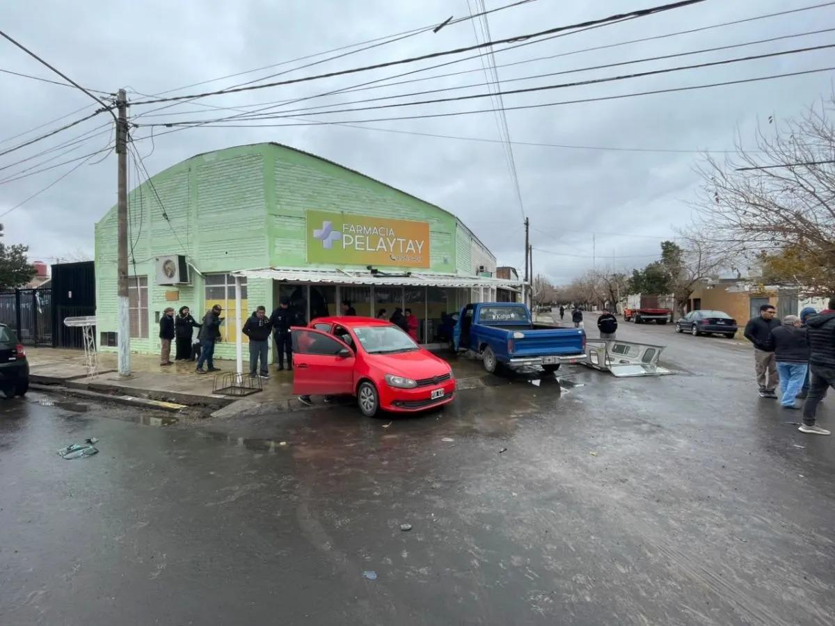 Una camioneta se fue de frente y terminó metida en una farmacia de Caucete