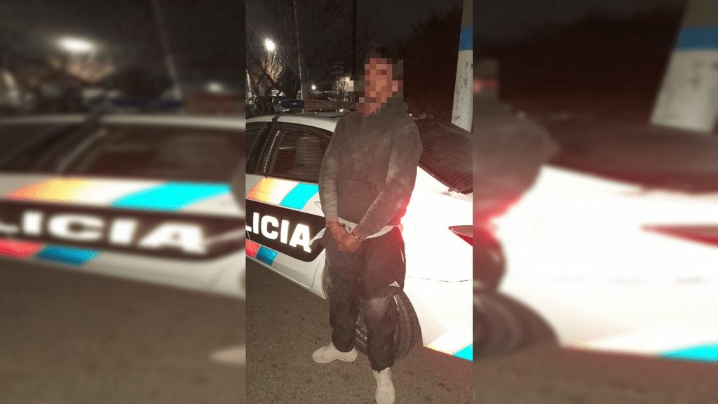 Se quiso descartar de un revólver cuando vio el patrullero y fue detenido