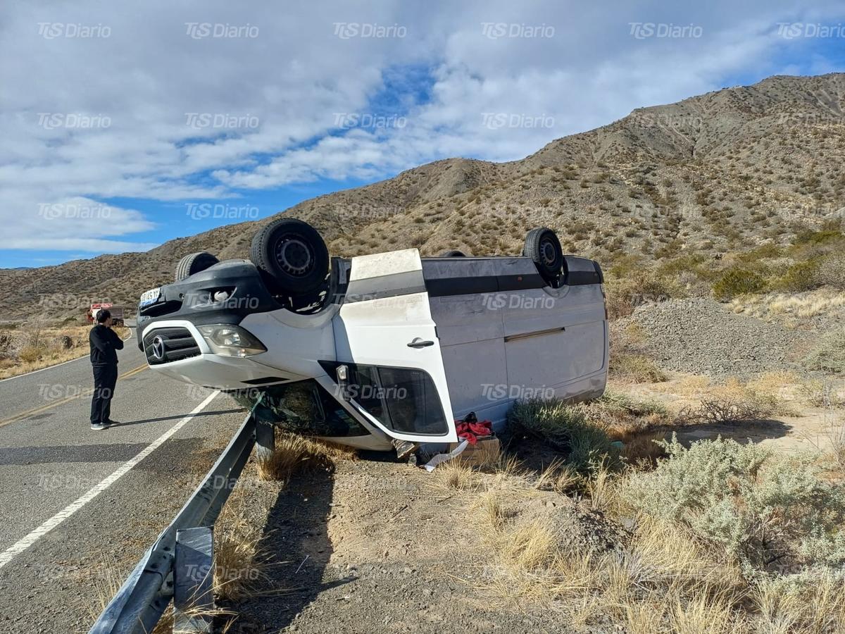 Una tráfic volcó en Calingasta y terminó incrustada sobre un guardarraíl