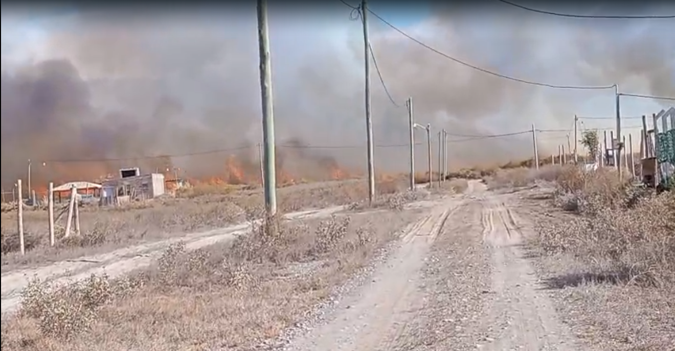 El Zonda complicó todo y una quema de basura desató un grave incendio en el Médano de Oro