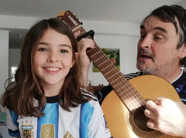Un payador santafesino y su hija de ocho años viralizan una canción ligada a la Selección