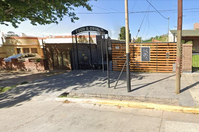Hicieron un boquete, vaciaron un bar de Libertador y se llevaron hasta las sombrillas