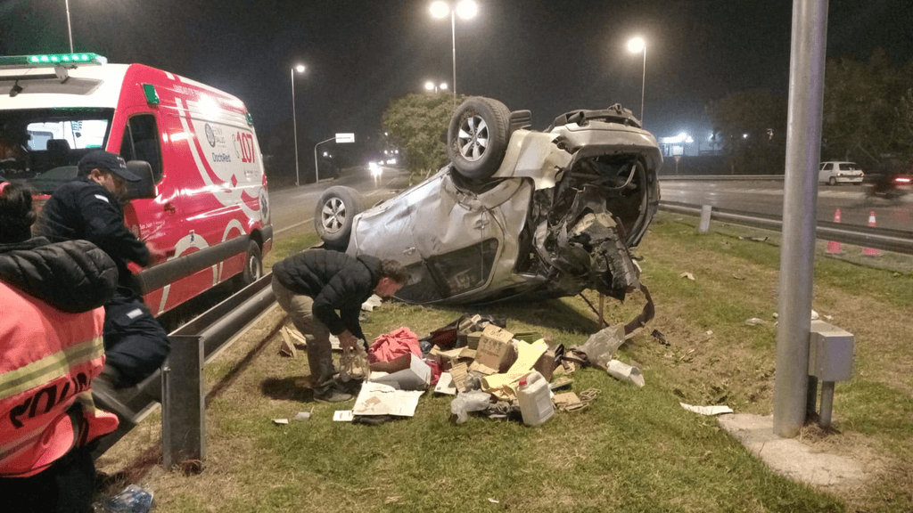 Un vehículo volcó en el Acceso Sur y el conductor sufrió lesiones menores
