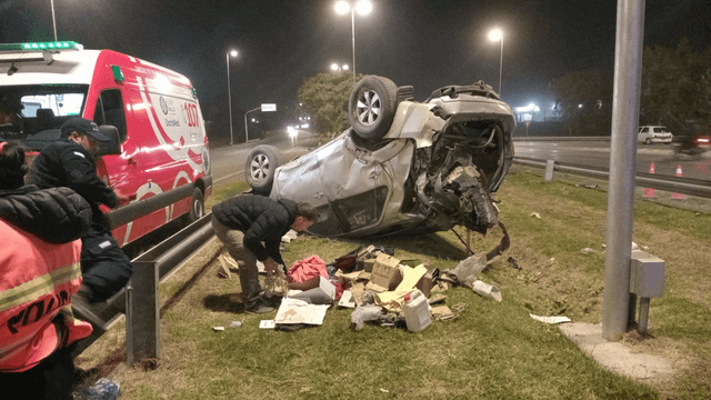 Un vehículo volcó en el Acceso Sur y el conductor sufrió lesiones menores