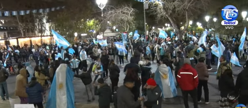 La Plaza 25 explotó de alegría tras el triunfo argentino