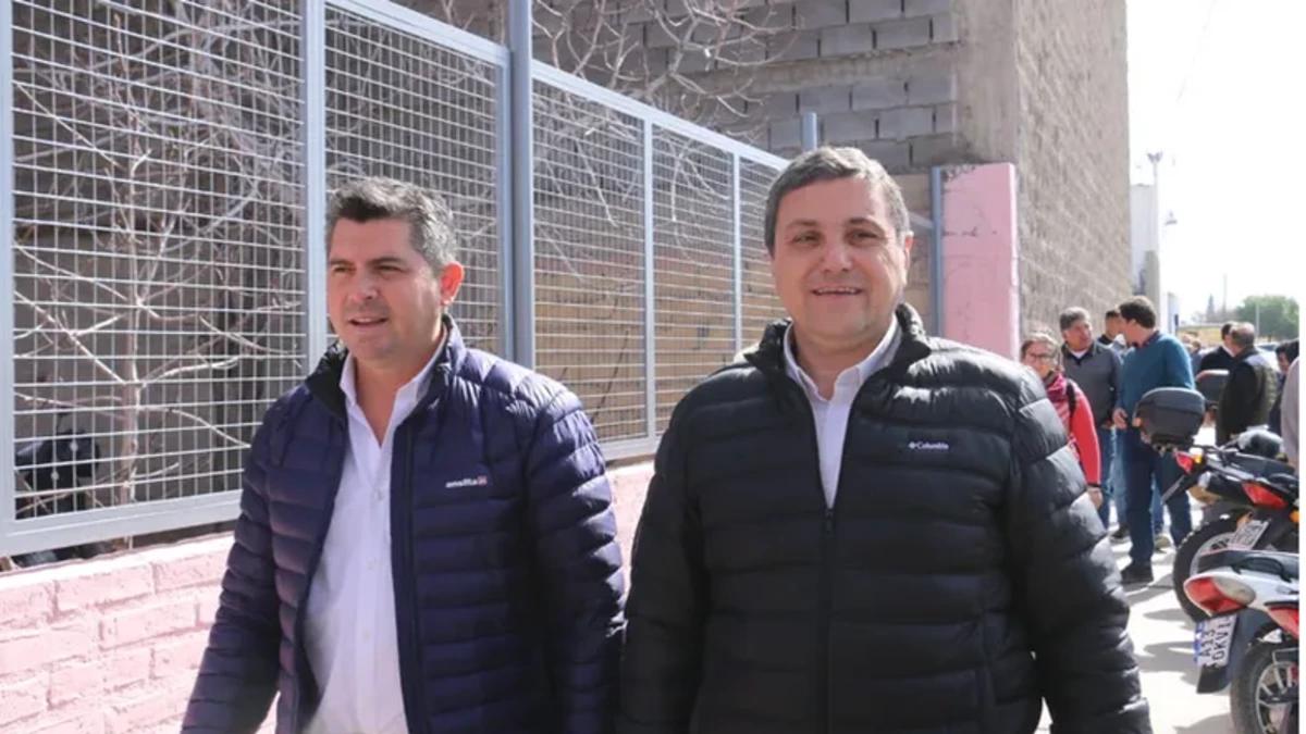 El gobernador sigue minuto a minuto la tragedia y evalúa regresar antes a la provincia