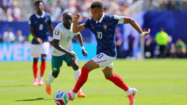 Francia abrió el Grupo I con un triunfo por 3-1 sobre Senegal