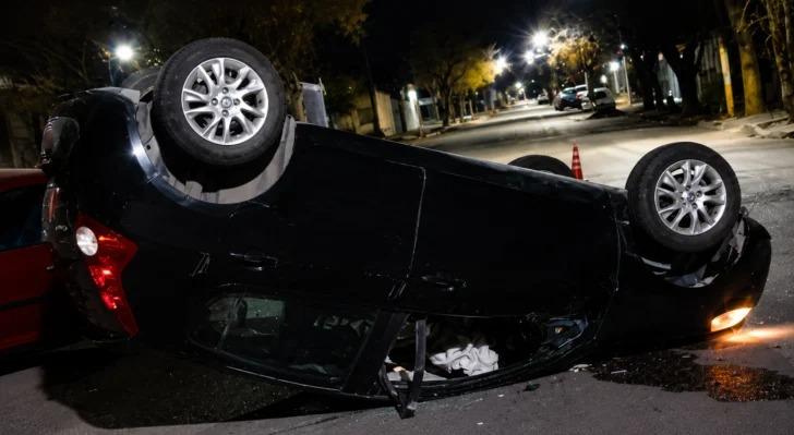 Un auto volcó en Rawson después de chocar contra un vehículo estacionado