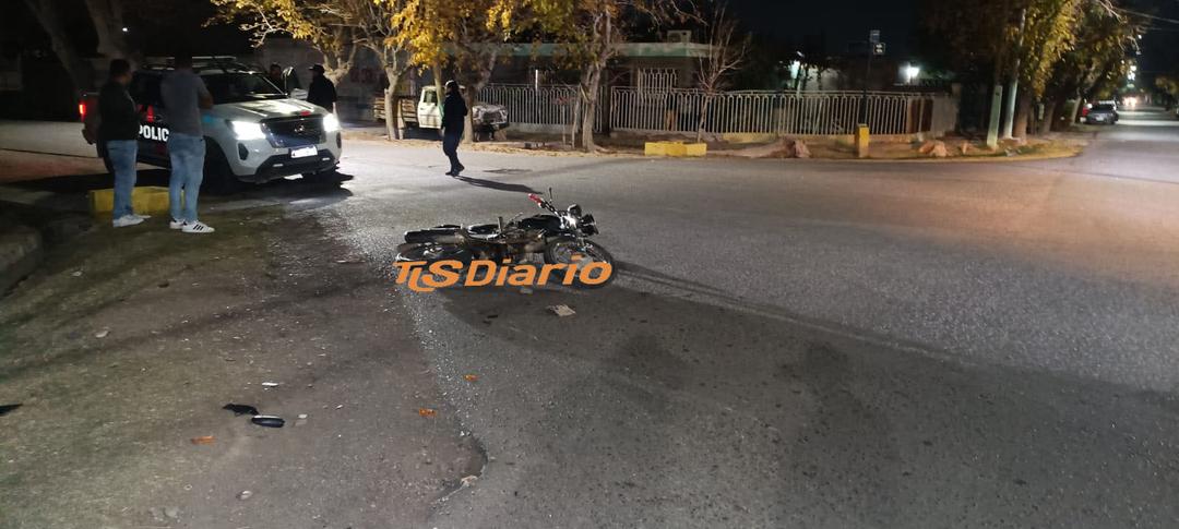 Dos sospechosos en moto atropellaron a un repartidor y escaparon a pie