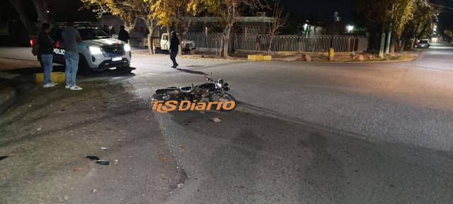 Dos sospechosos en moto atropellaron a un repartidor y escaparon a pie
