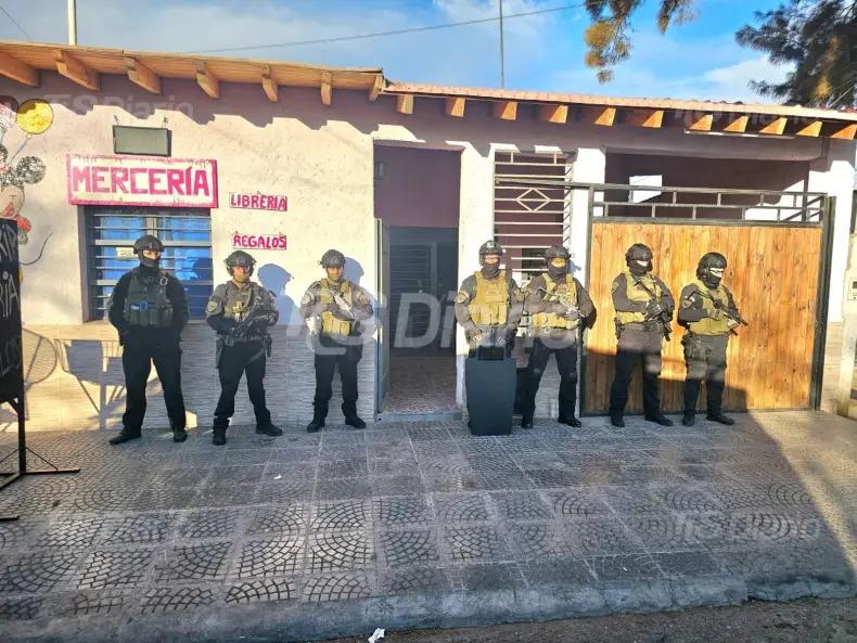 Allanaron un supuesto kiosco narco en Rawson y sorprendieron a una mujer con la droga lista para vender