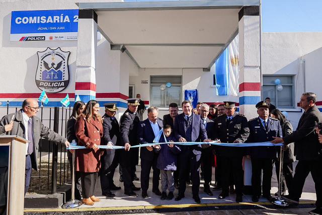 Orrego dejó inauguradas obras de seguridad, salud, agua y vialidad en el aniversario de Jáchal
