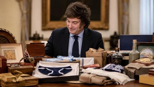 Milei acumuló 1.083 obsequios oficiales entre libros, prendas y presentes diplomáticos