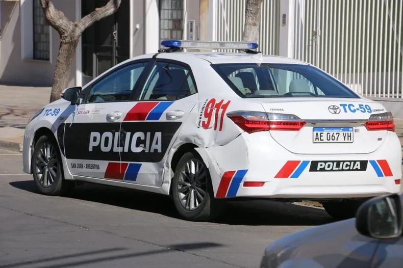Escaló una casa, rompió dos aires y cayó tras una corrida por los techos