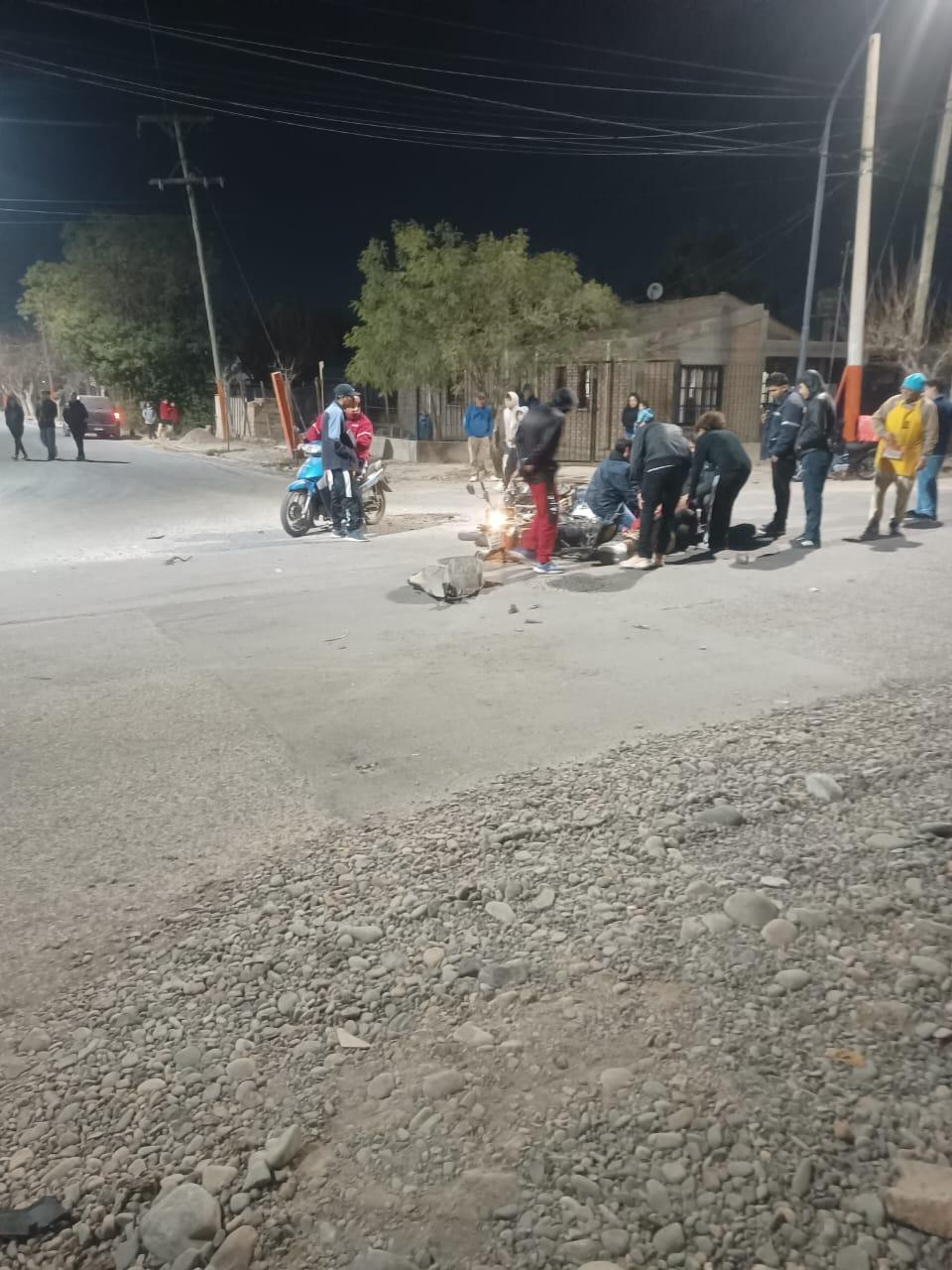 Dos motos se dieron un fuerte golpe en una esquina de Chimbas