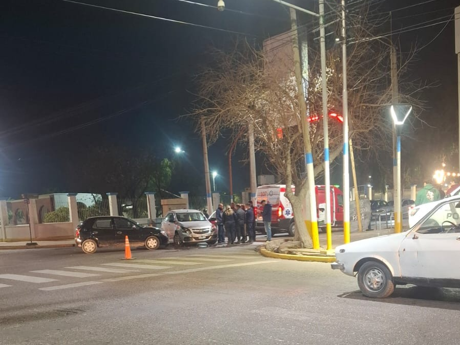 Dos autos se dieron de frente en una esquina clave de Rawson
