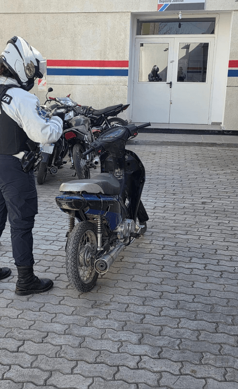 En Sarmiento frenaron una moto robada y descubrieron que tenía el motor limado