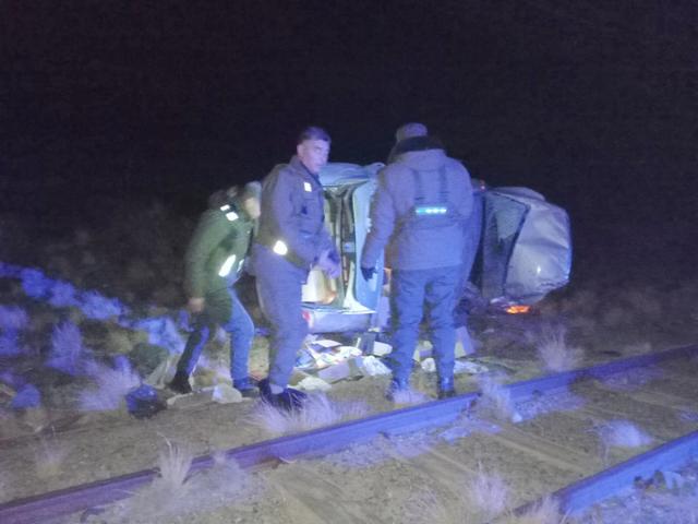 Un conductor embistió un operativo en la Ruta 7 y terminó volcado con mercadería del Mundial 2026