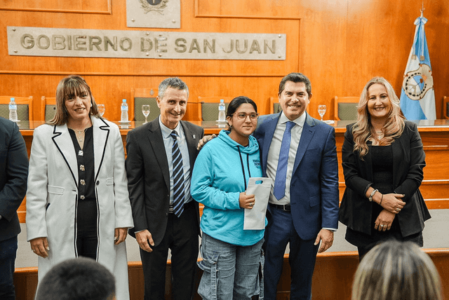 La Provincia entregó audífonos y anteojos a más de 100 beneficiarios en Casa de Gobierno