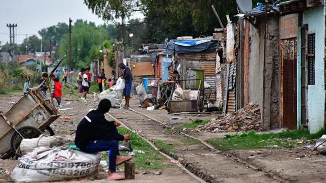 Se enlentece la caída de la pobreza y persiste la presión sobre los ingresos