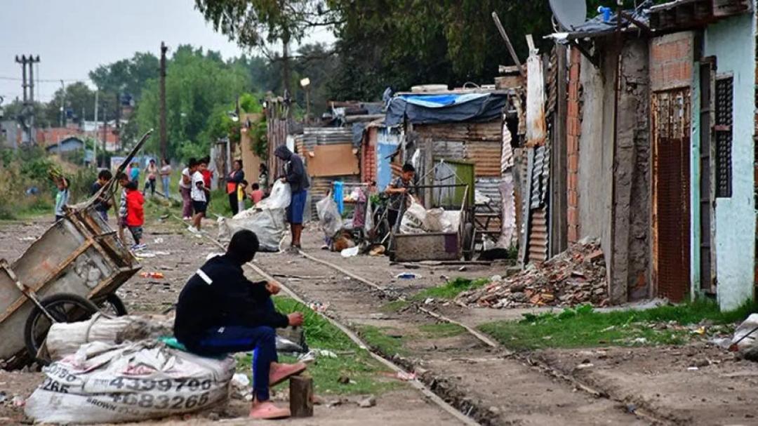 Se enlentece la caída de la pobreza y persiste la presión sobre los ingresos