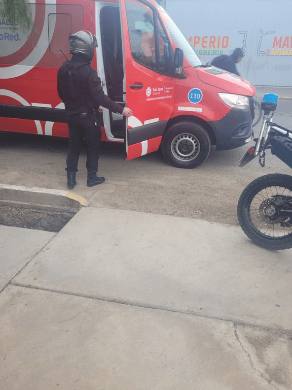 Un cabo de Motorizada N°3 reanimó a un bebé de un año y siete meses en la vía pública