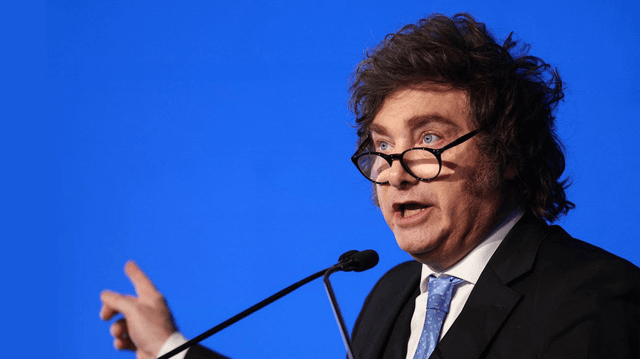 Mejora la valoración de Milei y retroceden referentes del kirchnerismo, según una encuesta