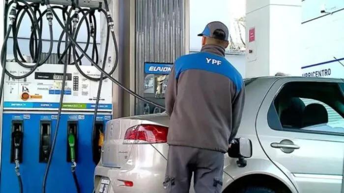 El Ejecutivo estira otra vez los impuestos para que no se disparen la nafta y el gasoil