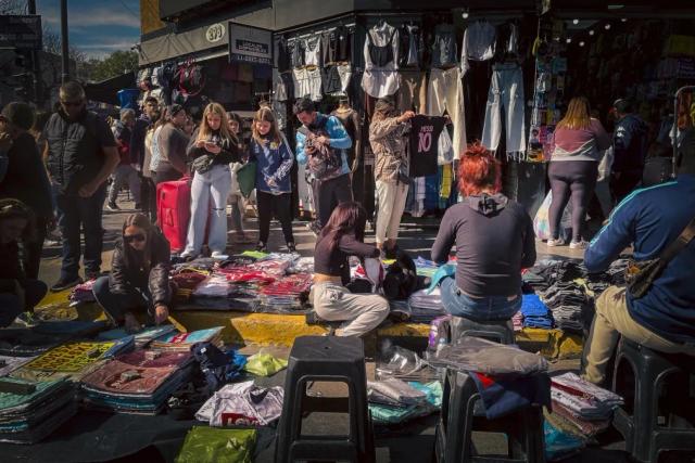 La informalidad laboral llegó al 44,2% y el empleo registrado volvió a caer en el país
