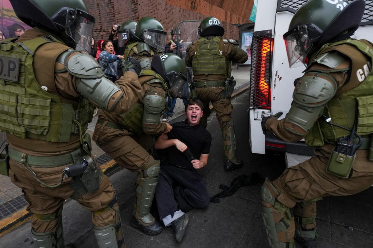 Fuertes choques en Santiago tras una marcha estudiantil contra el ajuste