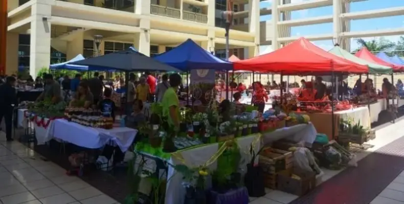 La Feria Agroproductiva pone el broche a la Semana de la Miel en el Parque de Mayo